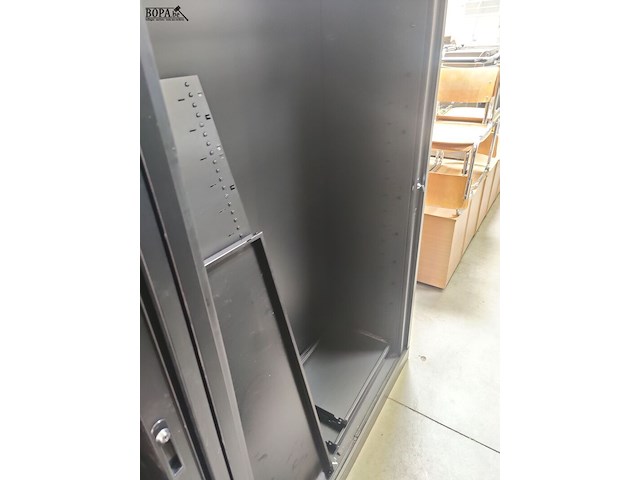 Lot 62 - open metalen dossierkast - afbeelding 2 van  3