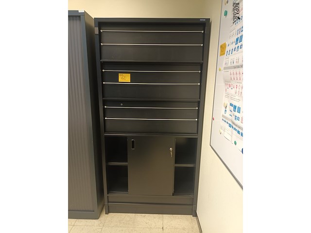 Lot 62 - overtoom metalen folderkast - afbeelding 1 van  4