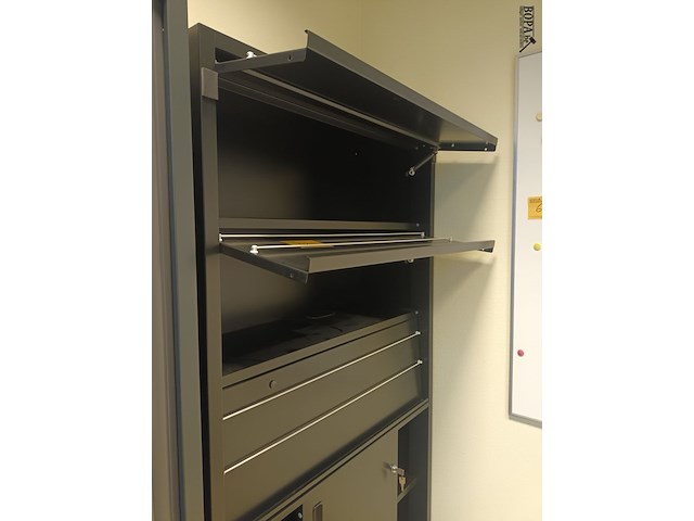 Lot 62 - overtoom metalen folderkast - afbeelding 3 van  4