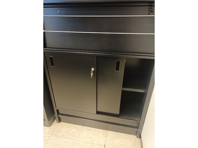 Lot 62 - overtoom metalen folderkast - afbeelding 4 van  4