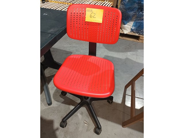 Lot 62 - pvc bureaustoel rood/zwart - afbeelding 1 van  3