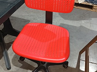 Lot 62 - pvc bureaustoel rood/zwart - afbeelding 1 van  3