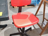 Lot 62 - pvc bureaustoel rood/zwart - afbeelding 2 van  3
