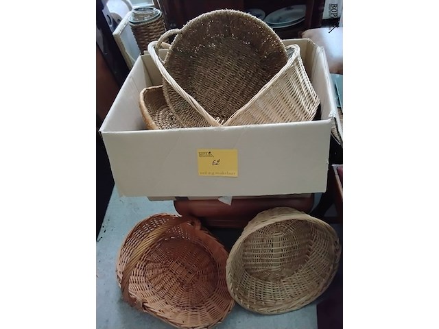 Lot 62 - rieten manden - afbeelding 1 van  1