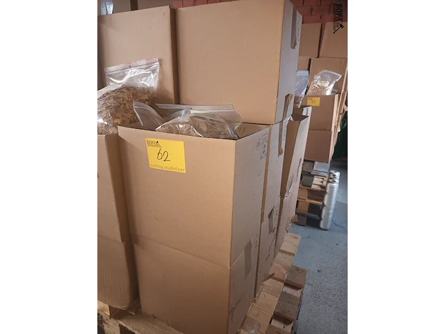 Lot 62 - rookhout chunks peer 1 kg. 18 stuks - afbeelding 1 van  2