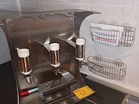Lot 62 - rvs sausrekjes en wandrekjes - afbeelding 1 van  4