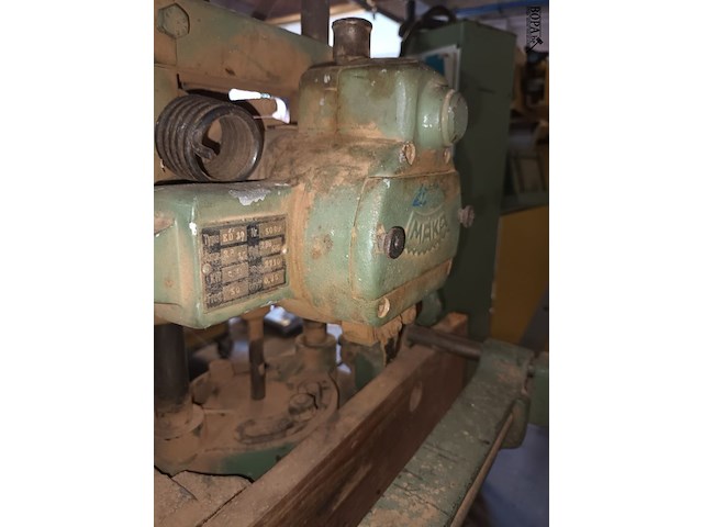 Lot 62 - slotfreesmachine - afbeelding 5 van  5