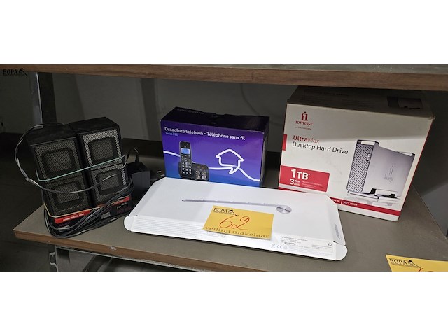 Lot 62 - toetsenbord apple, luidsprekers, telefoon en harde schijf - afbeelding 1 van  9