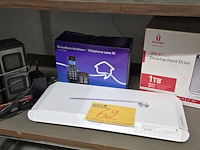 Lot 62 - toetsenbord apple, luidsprekers, telefoon en harde schijf - afbeelding 1 van  9