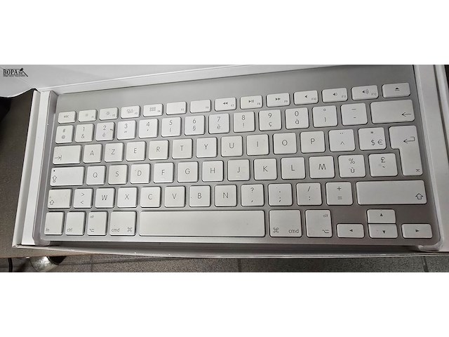 Lot 62 - toetsenbord apple, luidsprekers, telefoon en harde schijf - afbeelding 4 van  9