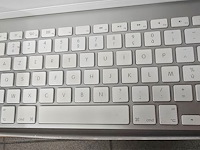 Lot 62 - toetsenbord apple, luidsprekers, telefoon en harde schijf - afbeelding 4 van  9