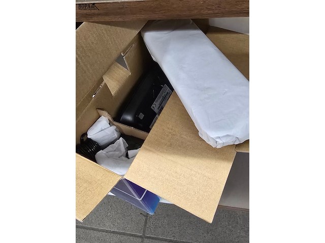 Lot 62 - toetsenbord apple, luidsprekers, telefoon en harde schijf - afbeelding 6 van  9