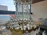 Lot 62 - vintage kristallen zakkroonluchter met goudkleurig frame en - afbeelding 1 van  3