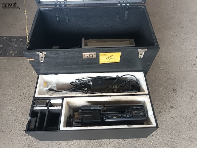 Lot 62 - vintage panasonic video camera in koffer - afbeelding 1 van  6