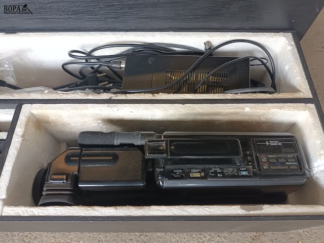 Lot 62 - vintage panasonic video camera in koffer - afbeelding 2 van  6