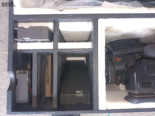 Lot 62 - vintage panasonic video camera in koffer - afbeelding 6 van  6