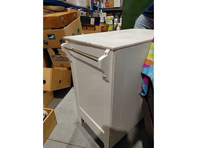 Lot 62 - wit gelakte kast met marmeren blad - afbeelding 2 van  5