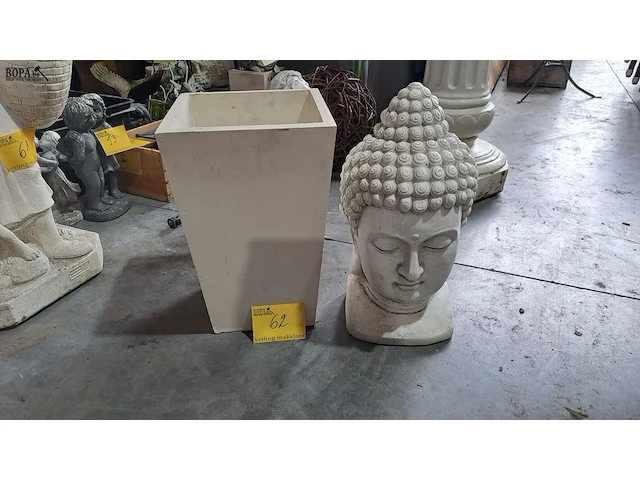 Lot 62 - witte bloempot en boedha hoofd in kunststof - 2 stuks - afbeelding 1 van  3