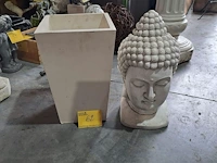 Lot 62 - witte bloempot en boedha hoofd in kunststof - 2 stuks