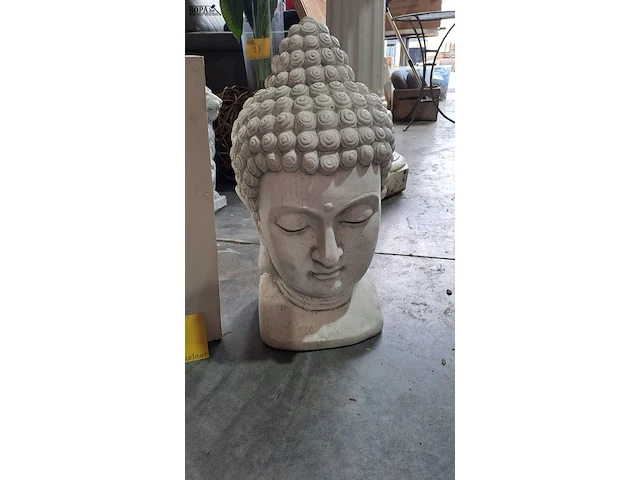 Lot 62 - witte bloempot en boedha hoofd in kunststof - 2 stuks - afbeelding 2 van  3