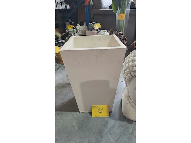 Lot 62 - witte bloempot en boedha hoofd in kunststof - 2 stuks - afbeelding 3 van  3
