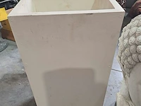 Lot 62 - witte bloempot en boedha hoofd in kunststof - 2 stuks - afbeelding 3 van  3