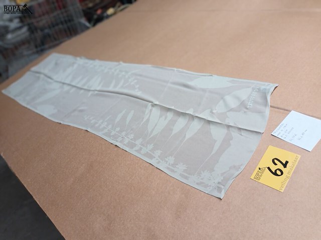 Lot 62 - zijden sjaal trussardi - afbeelding 1 van  3