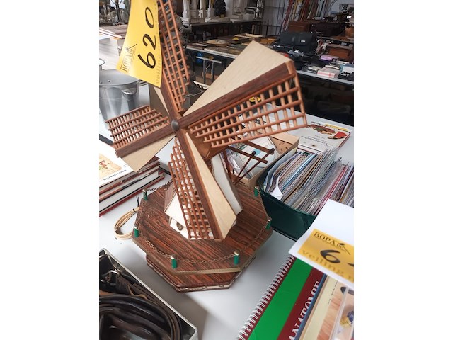 Lot 620 - windmolen lampedaire - afbeelding 2 van  3