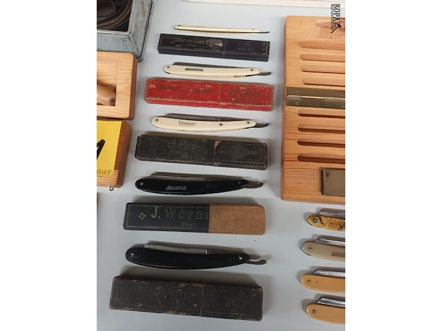 Lot 621 - scheermessen en toebehoren. 9 stuks - afbeelding 3 van  4