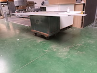 Lot 626 - houten werkbank op wielen - afbeelding 1 van  2
