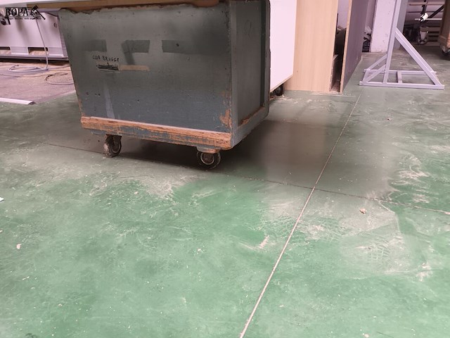 Lot 626 - houten werkbank op wielen - afbeelding 2 van  2