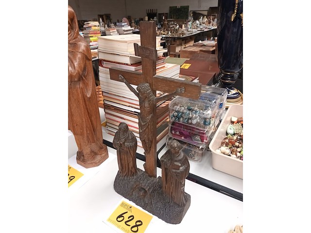 Lot 628 - houten beeld met kruisbeeld - afbeelding 1 van  4