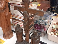 Lot 628 - houten beeld met kruisbeeld - afbeelding 1 van  4