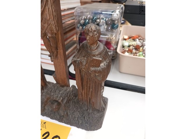 Lot 628 - houten beeld met kruisbeeld - afbeelding 2 van  4