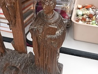 Lot 628 - houten beeld met kruisbeeld - afbeelding 2 van  4