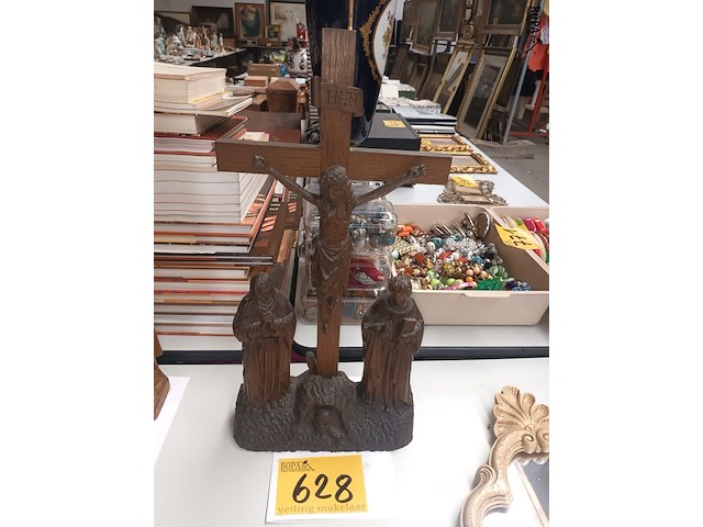 Lot 628 - houten beeld met kruisbeeld - afbeelding 4 van  4