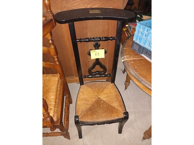 Lot 63 - antieke kerkstoel - afbeelding 1 van  4