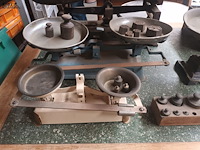 Lot 63 - antieke weegschalen en gewichten - afbeelding 2 van  6