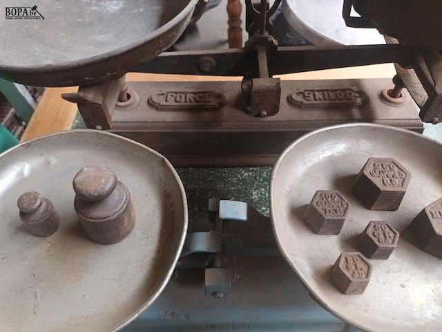 Lot 63 - antieke weegschalen en gewichten - afbeelding 3 van  6