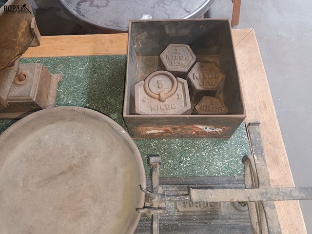 Lot 63 - antieke weegschalen en gewichten - afbeelding 5 van  6