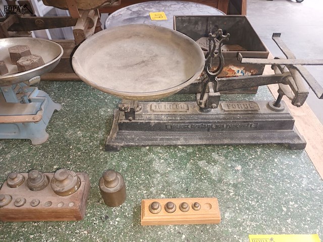Lot 63 - antieke weegschalen en gewichten - afbeelding 6 van  6