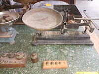 Lot 63 - antieke weegschalen en gewichten - afbeelding 6 van  6