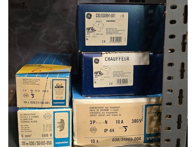 Lot 63 - contactdozen, aftakdozen,stekkers… - afbeelding 1 van  4