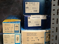 Lot 63 - contactdozen, aftakdozen,stekkers… - afbeelding 1 van  4