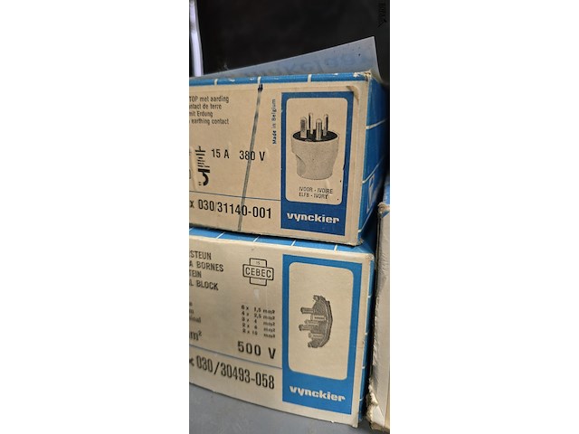 Lot 63 - contactdozen, aftakdozen,stekkers… - afbeelding 2 van  4