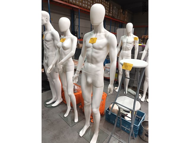 Lot 63 - etalagepop - afbeelding 1 van  2