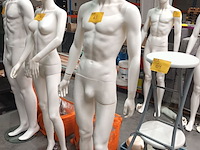 Lot 63 - etalagepop - afbeelding 1 van  2