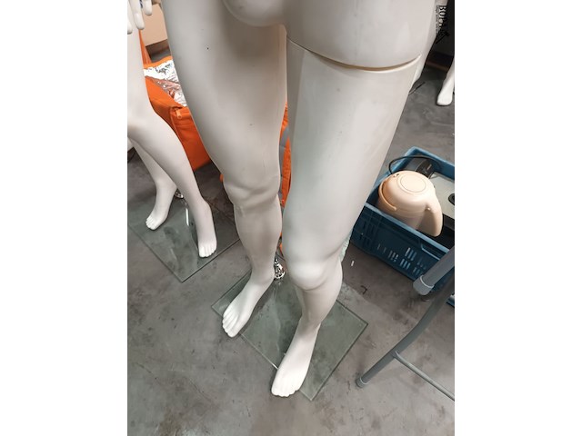 Lot 63 - etalagepop - afbeelding 2 van  2