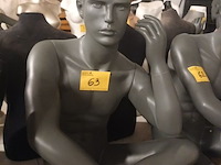 Lot 63 - grijze zittende paspop man - afbeelding 1 van  3