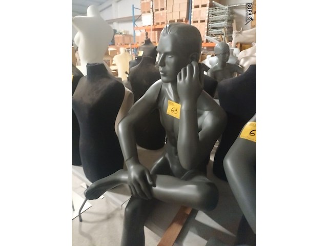 Lot 63 - grijze zittende paspop man - afbeelding 3 van  3